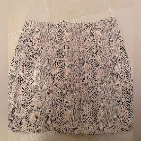 M.N.I LOS ANGELES LINED FAUX SUEDE SNAKESKIN MINI SKIRT BLUSH AND BLACK SIZE M - Picture 12 of 12